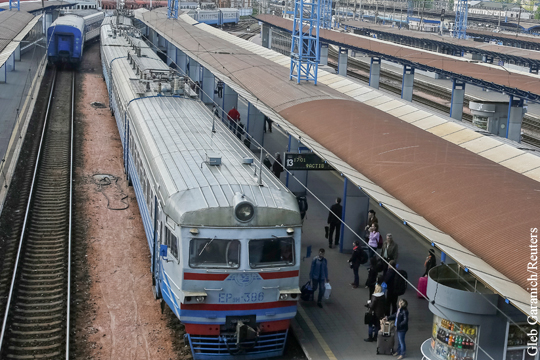 Украинский оператор железных дорог предупредил о возможной остановке поездов в стране