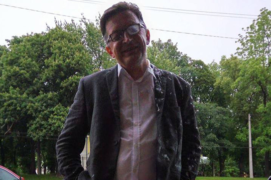 Блогера Адагамова в Киеве облили кефиром и побили