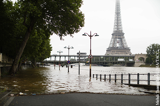 Уровень воды в Сене в Париже достиг рекордных за 30 лет показателей