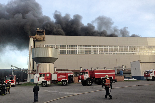 Пожарные потушили огонь на тральщике в Петербурге