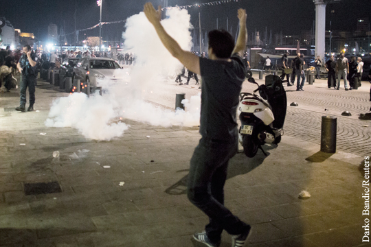 Английские футбольные фанаты устроили беспорядки в Марселе