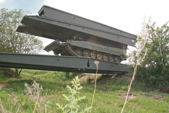 Армия Германии закупит танковые мостоукладчики на миллиарды евро