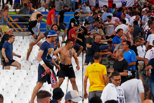 Российские футбольные фанаты прорвались в сектор англичан на стадионе в Марселе