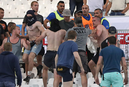 В драках футбольных фанатов в Марселе пострадали пятеро россиян