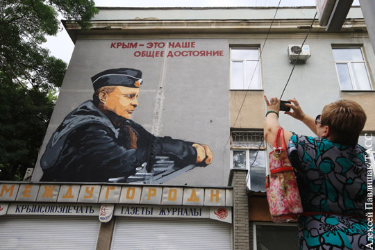 Новой праздничной традицией Крыма стали граффити с Путиным