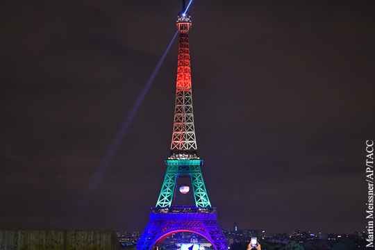 Эйфелеву башню подсветили цветами флагов ЛГБТ и США