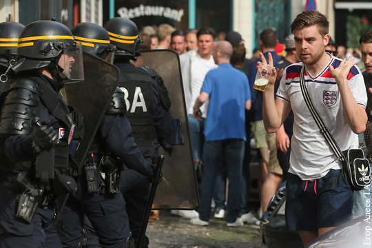 Французская полиция блокировала британских фанатов у вокзала в Лилле