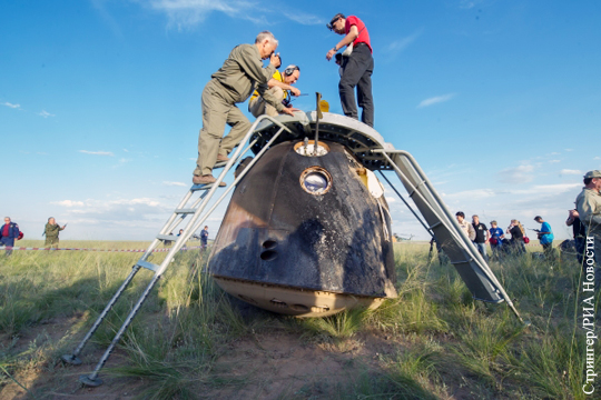 Капсула с экипажем МКС приземлилась в Казахстане