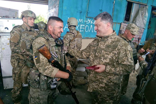 Администрация Порошенко заявила о его обстреле во время визита в Донбасс