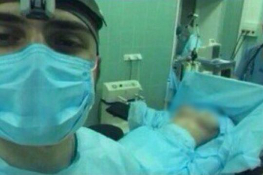 Студент-хирург устроил онлайн-трансляцию из операционной с голой пациенткой