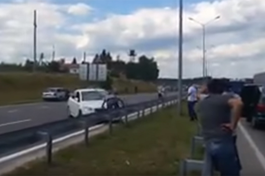 На границе в Львовской области авто польского консула въехало в протестующих