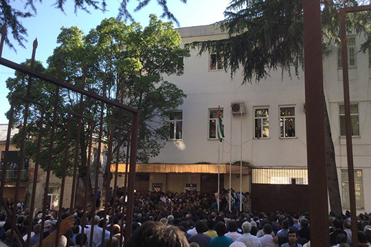 Пикетчики предприняли попытку штурма здания МВД в Абхазии