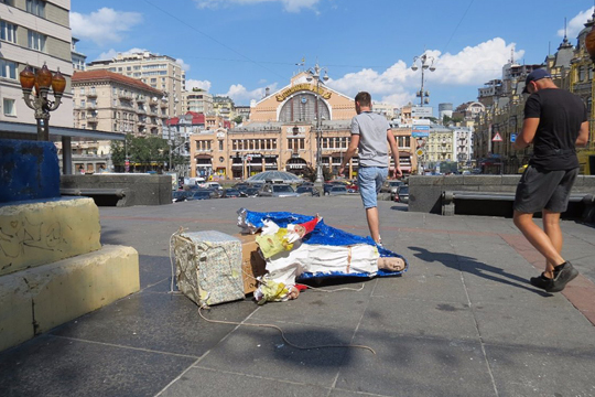 В Киеве статуя Богородицы упала с постамента памятника Ленину