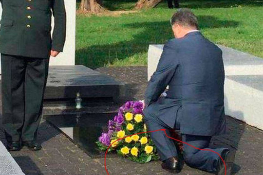 Пользователи интернета высмеяли порванный носок Порошенко