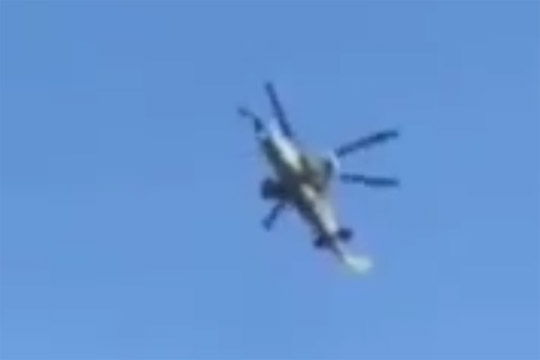 Российские вертолеты Ка-52 устроили авиашоу для отдыхающих на пляже в Сирии (видео)
