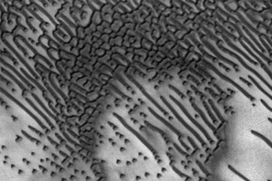 НАСА обнаружило на поверхности Марса «код из азбуки Морзе»