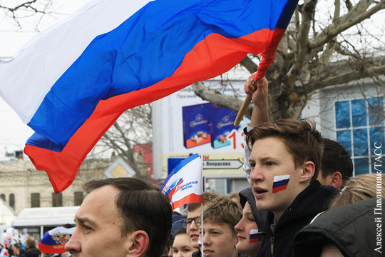 В Крыму состоялись шествия и массовый флэшмоб «Горжусь Россией!»