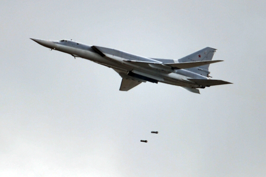 Бомбардировщики ВКС России уничтожили лагерь и танки ИГ в Сирии