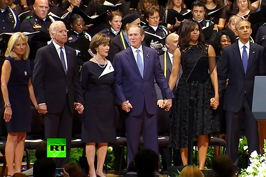 Буша раскритиковали в Сети за танец на поминальной церемонии в Далласе