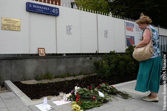 Москвичи несут цветы к посольству Франции в России