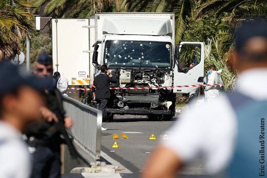 От грузовика с террористом в Ницце спаслись московские школьники