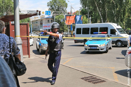 При нападении на отделение полиции в Алма-Ате погибли четыре человека