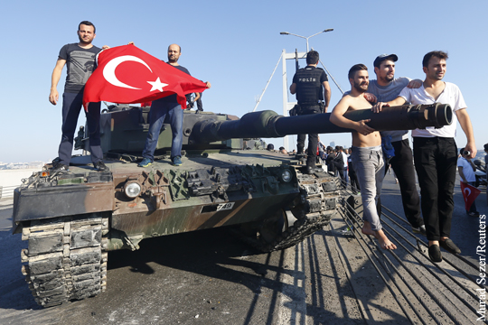 Запад настороженно воспринял победу над турецкими путчистами