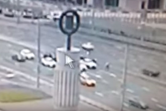 В Москве BMW Минобороны сбил пешехода (видео)