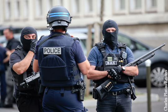 Вооруженные люди захватили заложников в церкви во Франции