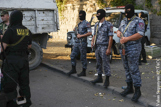 Вооруженная группа в Ереване захватила в заложники врачей
