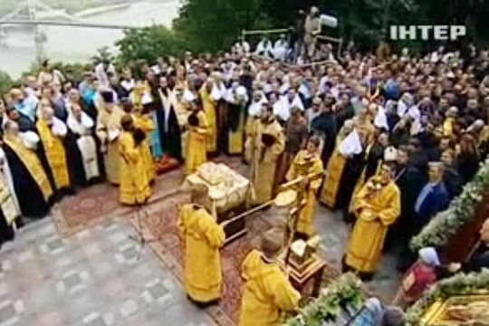 На молебен на Владимирской горке в Киеве собрались около 10 тыс. человек