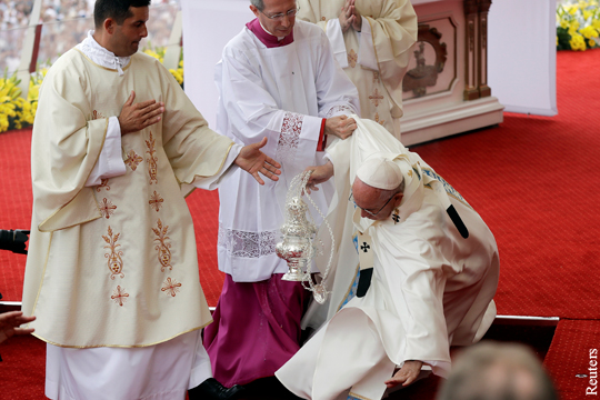 Папа Римский упал в обморок во время мессы в Польше