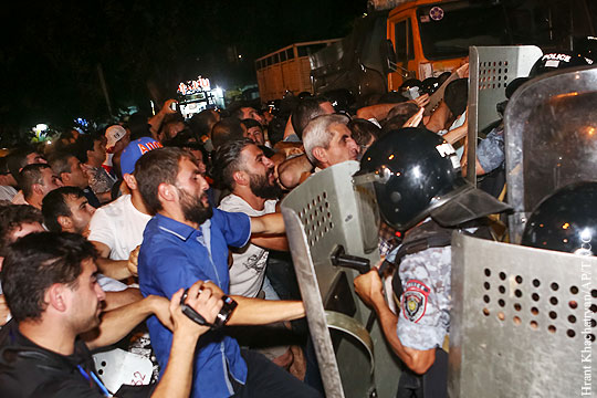 Полиция разогнала акцию протеста у здания полка ППС в Ереване