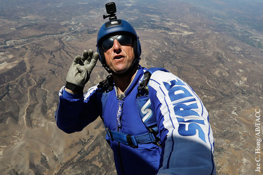 Американец совершил прыжок без парашюта с высоты более семи километров
