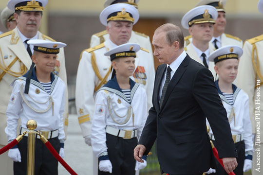 Путин посетил крейсер «Аврора» в день ВМФ