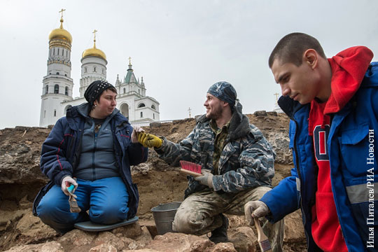 Путин поручил сделать музейные «окна» на месте раскопок в Кремле