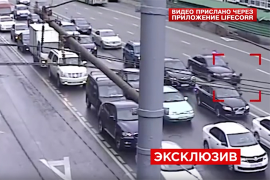 Иномарка с мигалкой сбила пешехода в центре Москвы