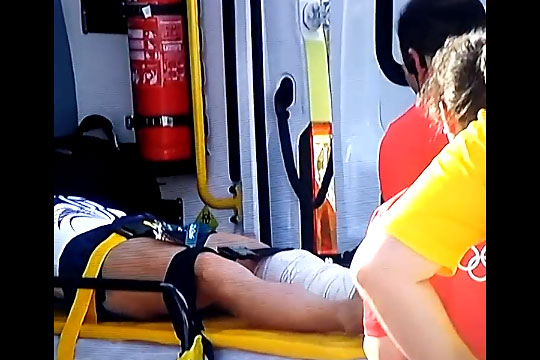 Медики уронили сломавшего ногу французского гимнаста на ОИ в Рио (видео)
