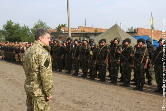 Порошенко поручил привести в усиленную боеготовность силовиков на границе с Крымом и в Донбассе