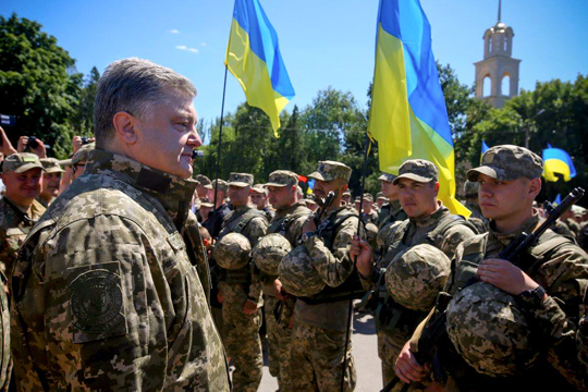 Украина демонстративно собирает рядом с Крымом войска