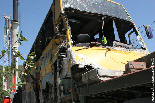 При падении автобуса с обрыва в Крыму погибли четыре человека