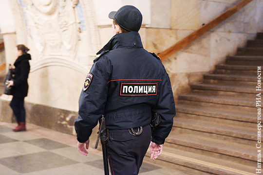 Полиция в Москве вернула владельцу забытую в метро сумку с 4 млн рублей