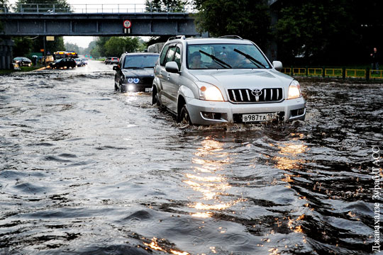 В Москве с подтопленных участков дорог эвакуированы около 200 человек