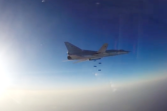Минобороны опубликовало видео группового авиаудара Ту-22М3 и Су-34 по ИГ в Сирии
