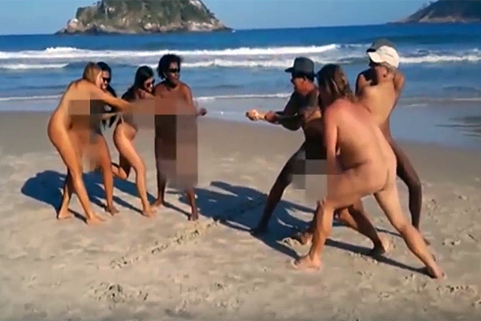 На пляже в Рио прошли голые «Олимпийские игры»