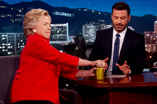 Клинтон развеяла слухи о болезни, открыв банку огурцов в эфире телешоу