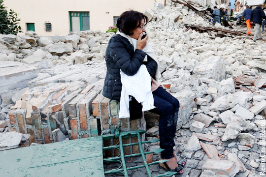 Людей завалило обломками домов при землетрясении в Италии