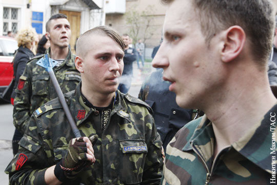 Радикалы напали на здание Россотрудничества в Киеве