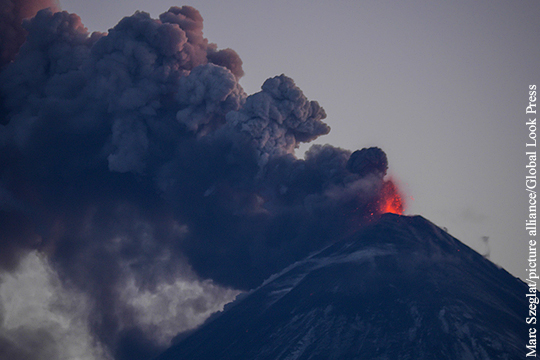 Вулкан Ключевская сопка выбросил столб пепла на шесть километров