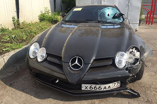 Mercedes с номером 666 сбил в центре Москвы двух человек